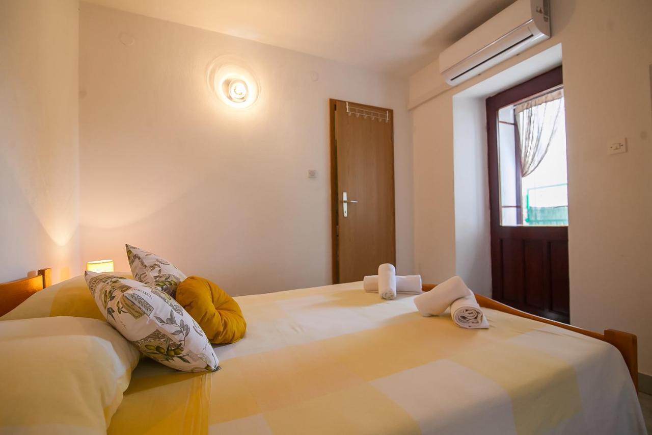 Old Town Accommodation Bol Bagian luar foto