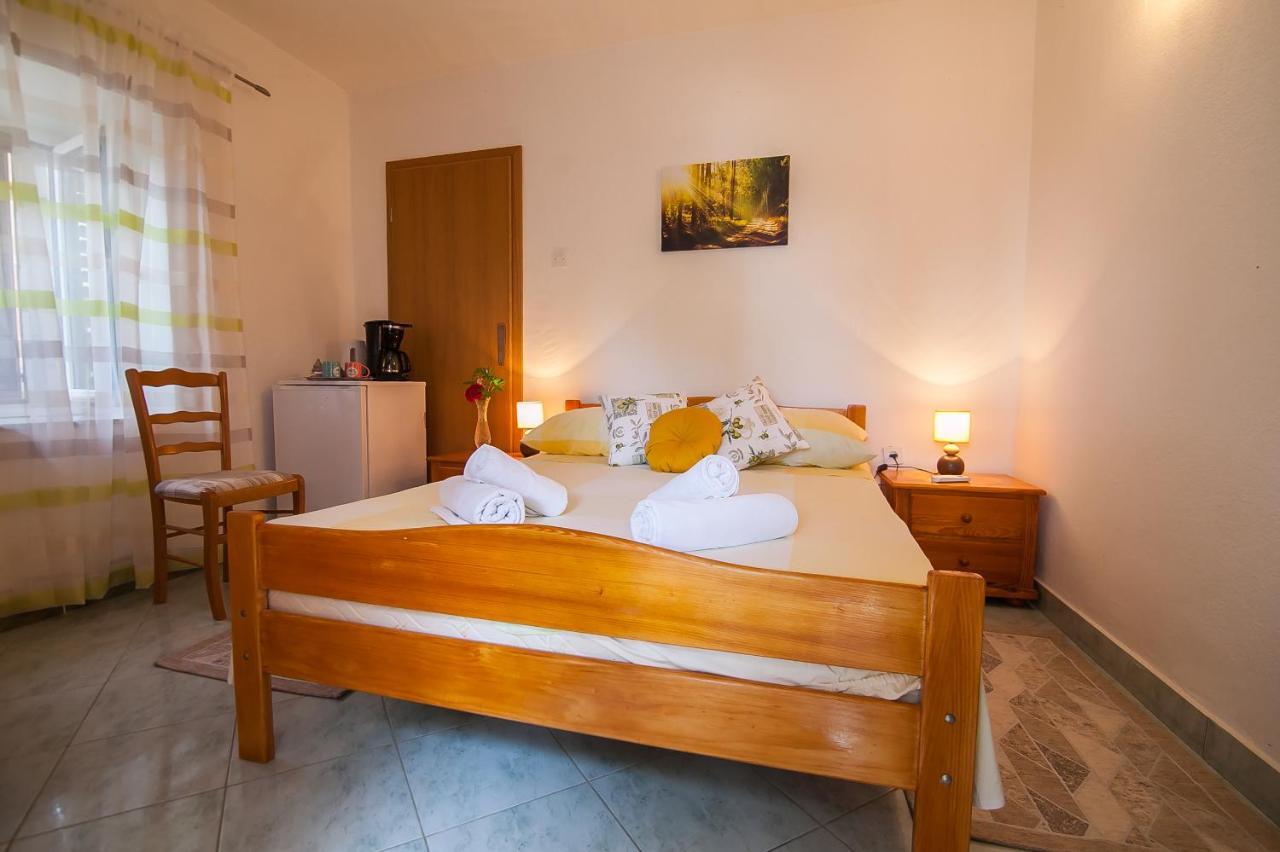 Old Town Accommodation Bol Bagian luar foto