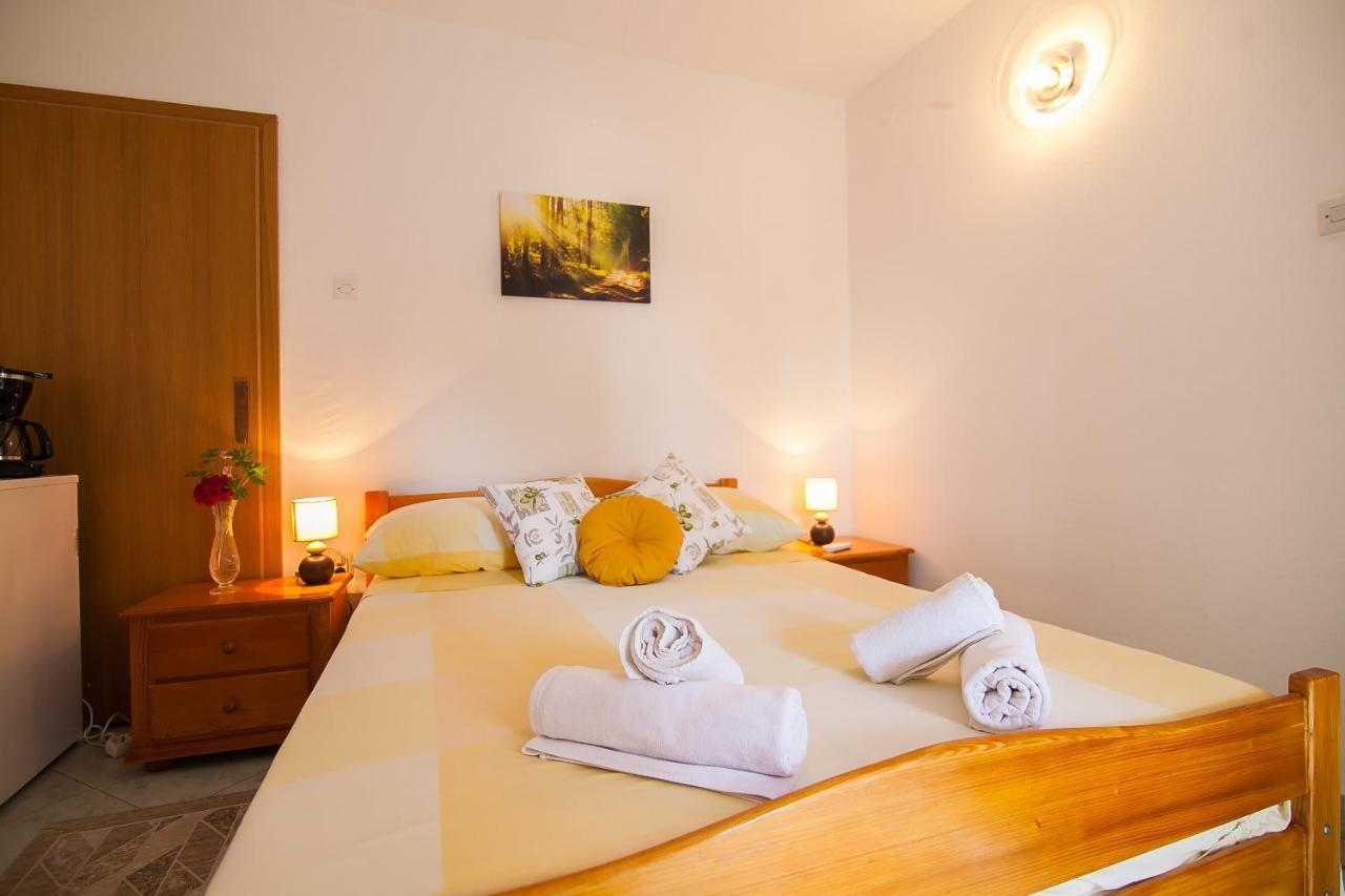 Old Town Accommodation Bol Bagian luar foto