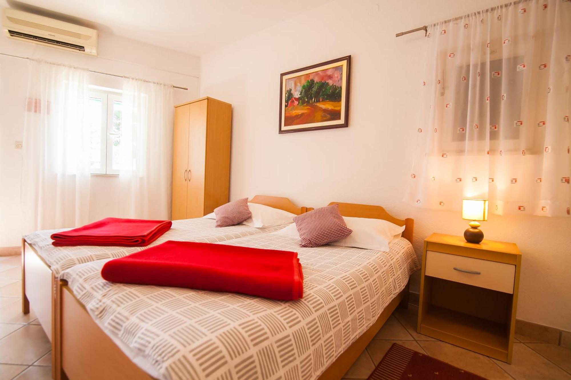 Old Town Accommodation Bol Bagian luar foto