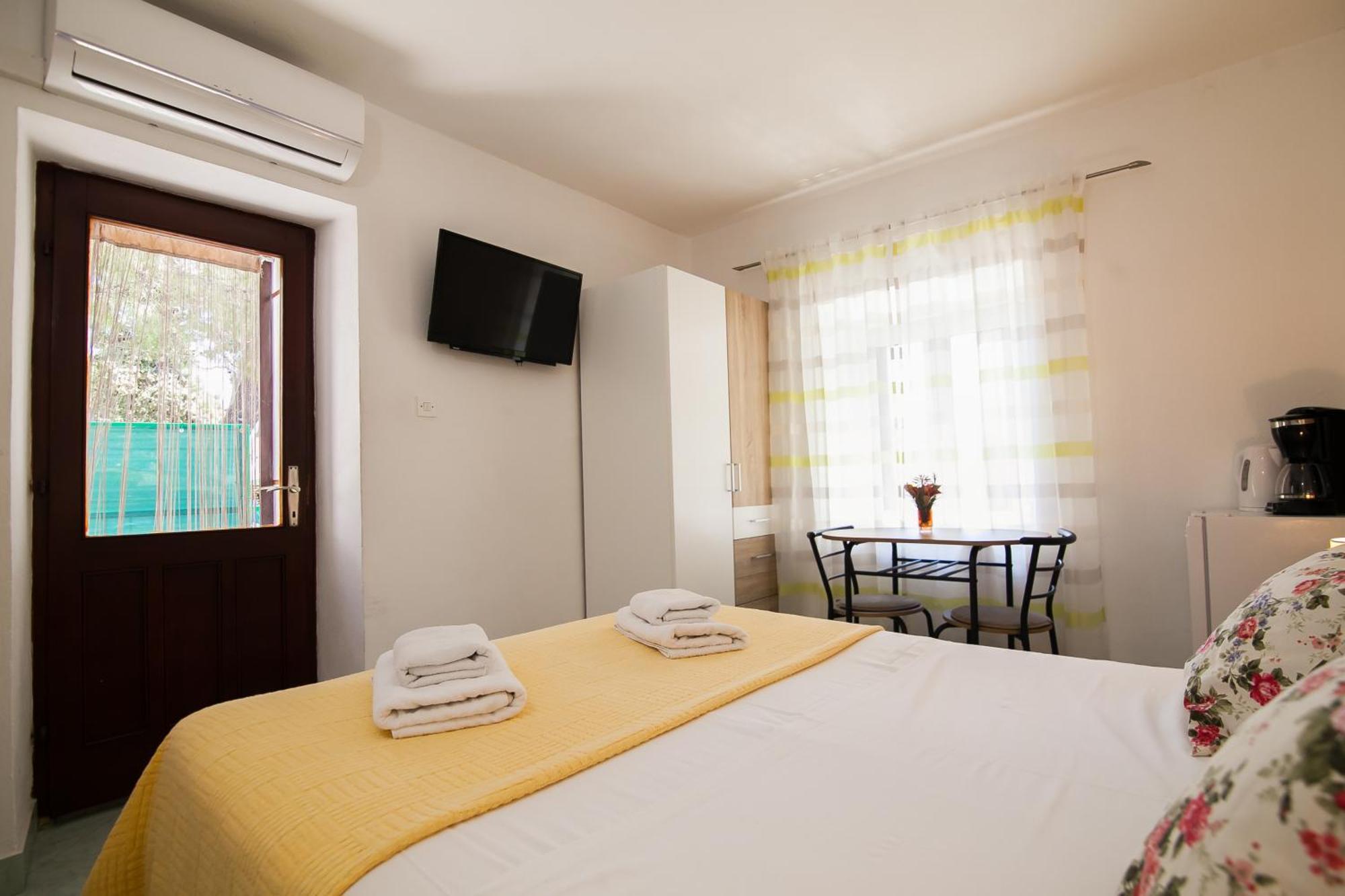 Old Town Accommodation Bol Bagian luar foto