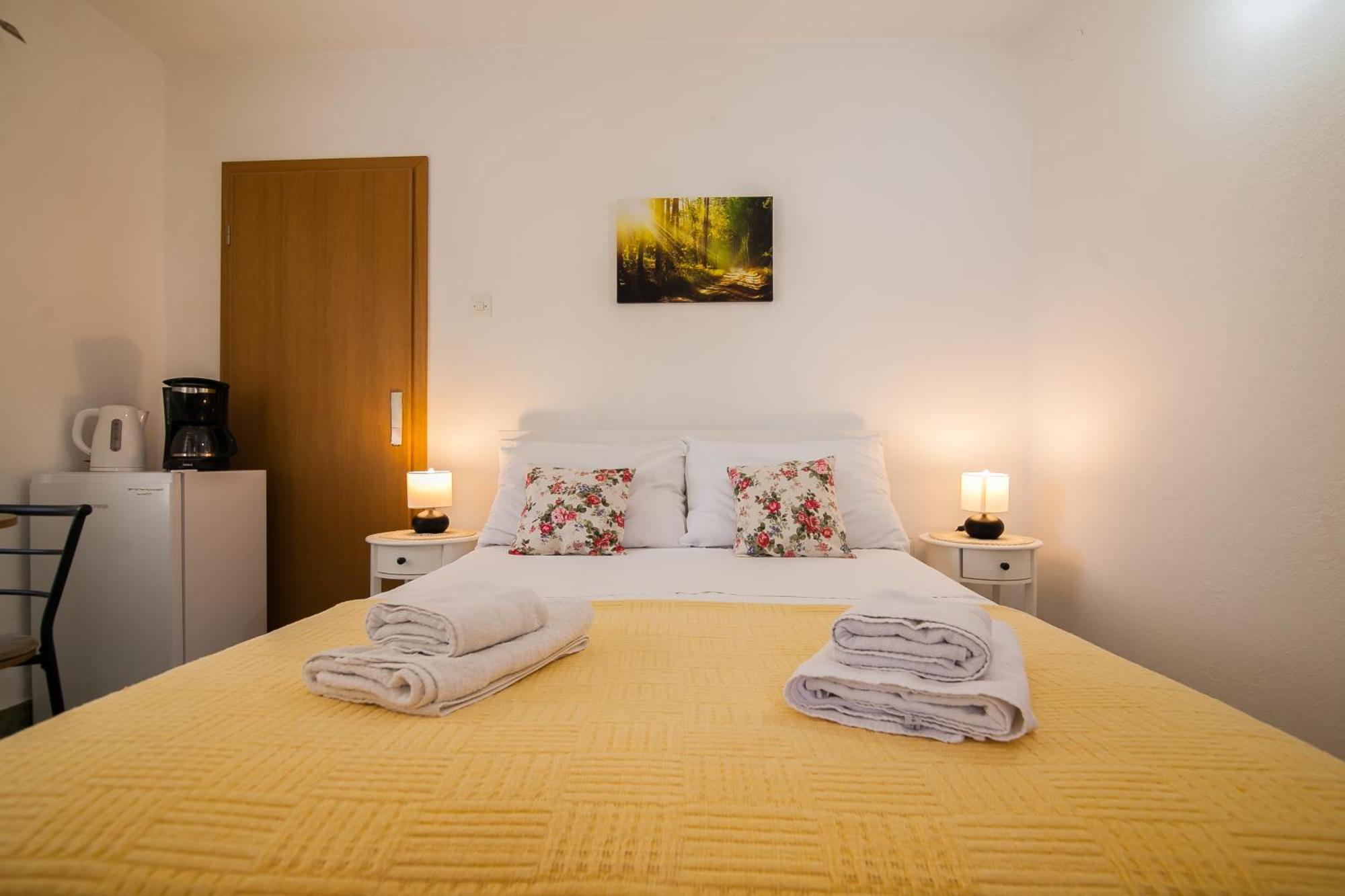 Old Town Accommodation Bol Bagian luar foto
